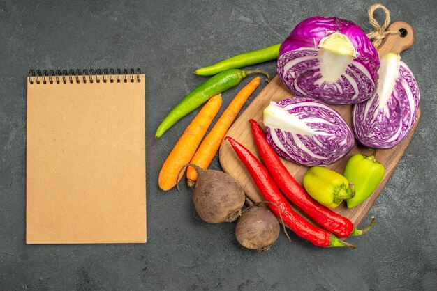 Free photo top view of fresh red cabbage sliced