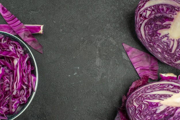 Free photo top view of fresh red cabbage sliced