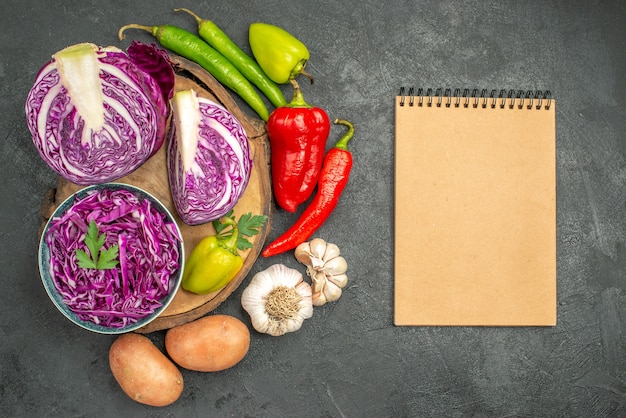 Free photo top view of fresh red cabbage sliced