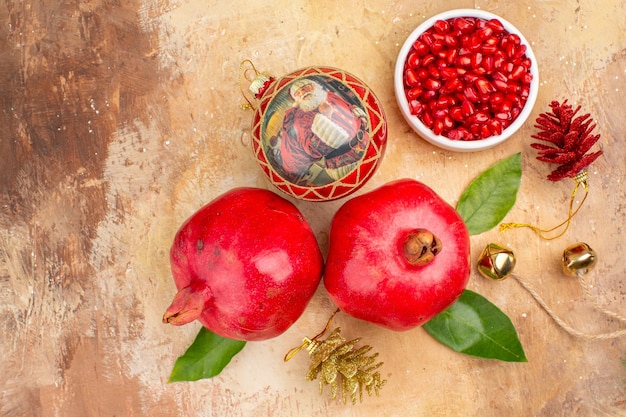 Free photo top view fresh red pomegranates on light background