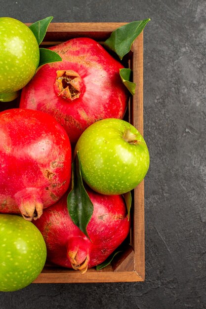 어두운 표면 과일 색상 익은에 녹색 사과와 상위 뷰 신선한 빨간 석류