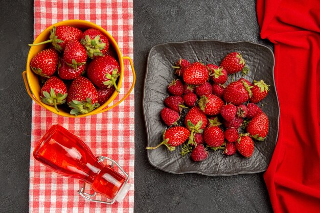 어두운 테이블 색상 과일 라즈베리 베리에 상위 뷰 신선한 빨간 딸기