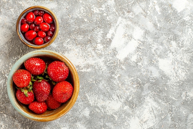 흰색 표면 과일 레드 베리에 작은 냄비 안에 상위 뷰 신선한 빨간 딸기
