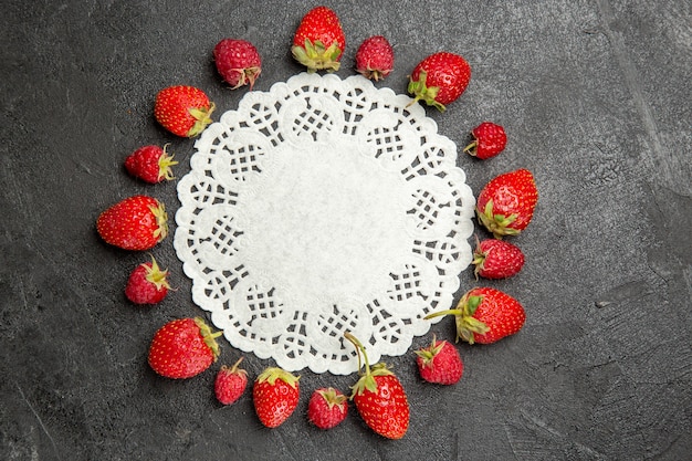 어두운 테이블 색상 베리 과일에 늘어선 상위 뷰 신선한 빨간 딸기