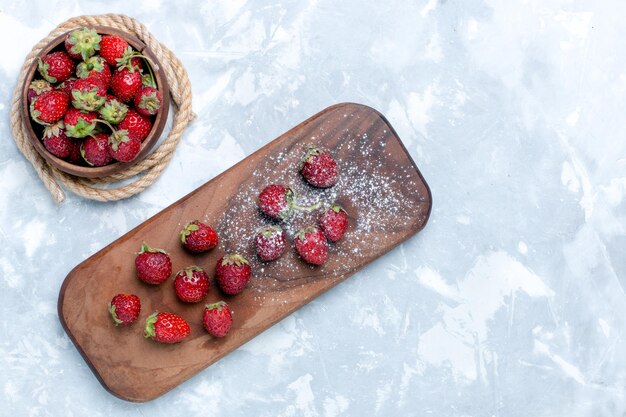 밝은 흰색 책상 위에 있는 신선한 빨간 딸기 부드러운 딸기