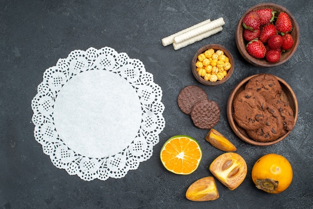 Free photo top view fresh red strawberries with biscuits on a dark table sweet sugar cookie