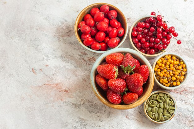 흰색 테이블, 과일 베리에 다른 과일과 상위 뷰 신선한 빨간 딸기
