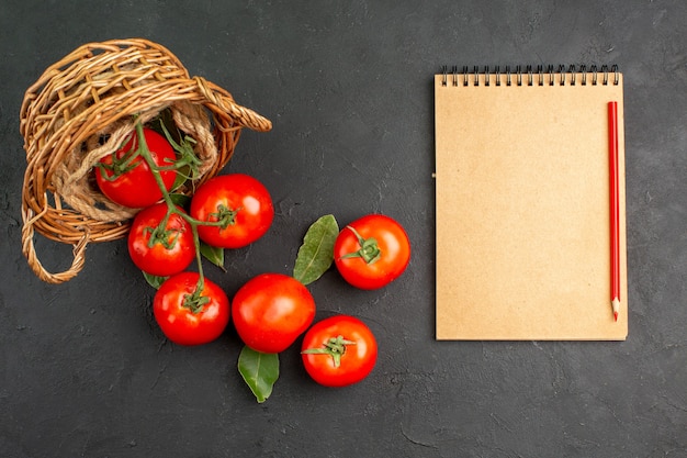 Pomodori rossi freschi di vista superiore all'interno del canestro