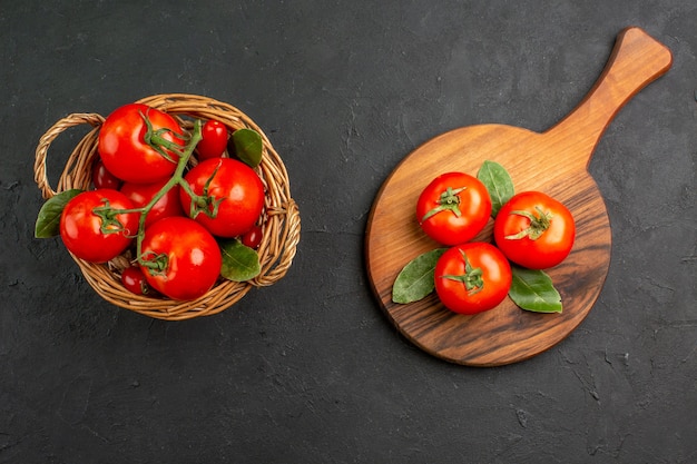 Foto gratuita pomodori rossi freschi di vista superiore all'interno del canestro