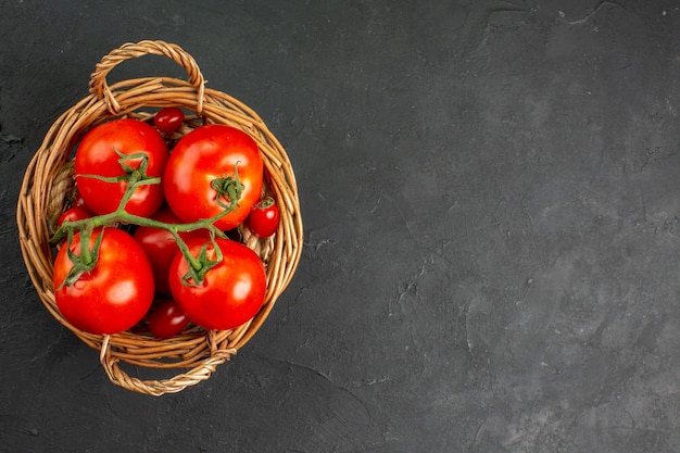 Free photo top view fresh red tomatoes inside basket