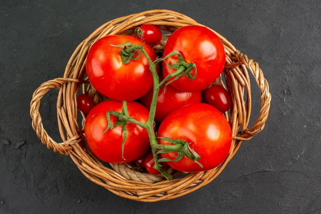 Free photo top view fresh red tomatoes inside basket