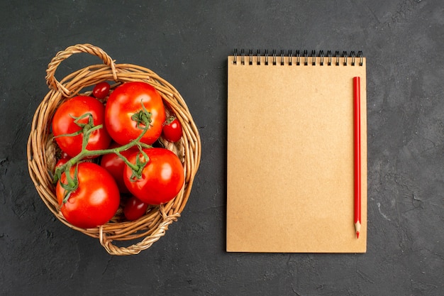 Foto gratuita pomodori rossi freschi di vista superiore all'interno del canestro