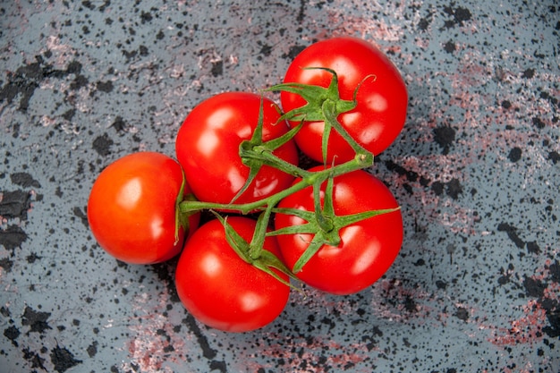 上面図明るい表面の新鮮な赤いトマト食品着色料新鮮な食事熟した野菜ディナーサラダ