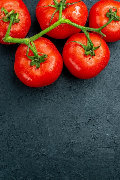 無料写真 空きスペースのある暗いテーブルの上のビュー新鮮な赤いトマト