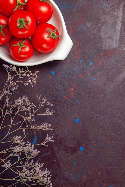黒のプレート内の新鮮な赤いトマト熟した野菜の上面図
