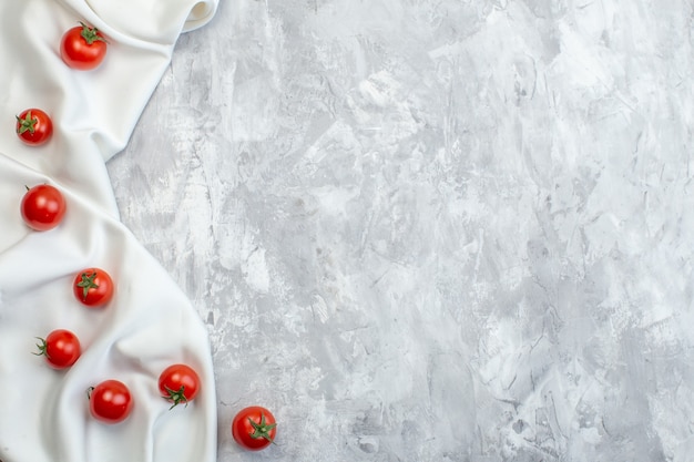 Free photo top view fresh red tomatoes on white surface