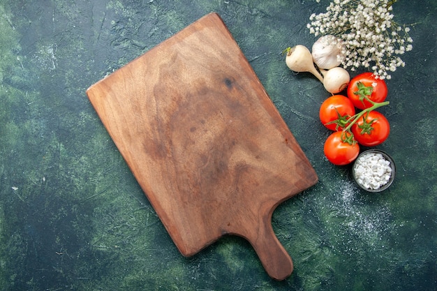 Foto gratuita vista dall'alto pomodori rossi freschi con aglio su sfondo scuro salute pasto dieta insalata di cibo foto a colori