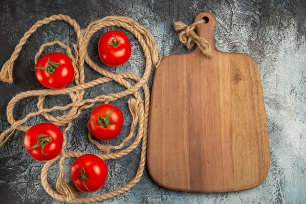 Free photo top view fresh red tomatoes with ropes