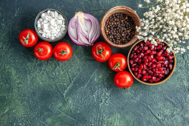 暗い背景の調味料と新鮮な赤いトマトの上面図健康食事サラダ食品着色料写真ダイエット