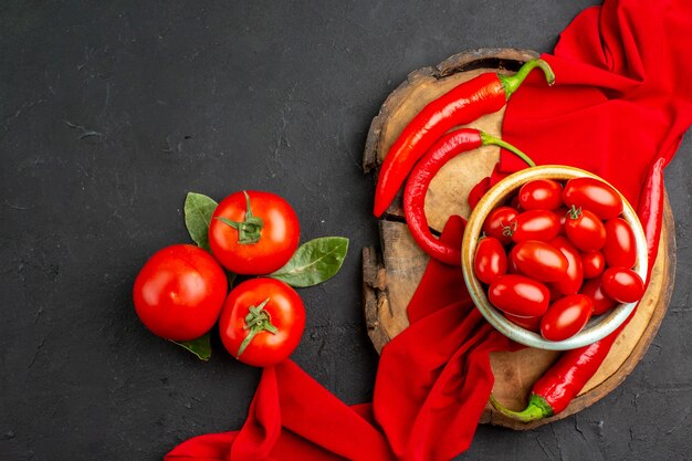 スパイシーペッパーと新鮮な赤いトマトの上面図