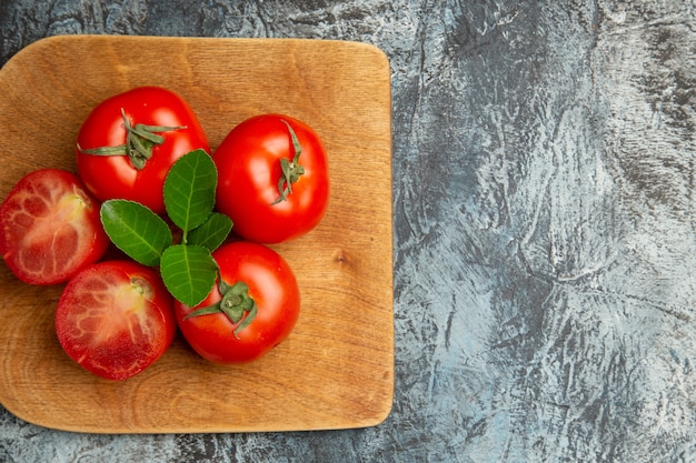 Foto gratuita pomodori rossi freschi di vista superiore