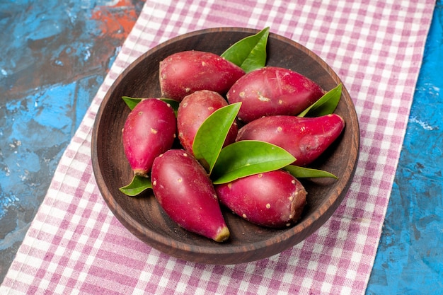 Free photo top view fresh ripe plums inside plate on the blue background