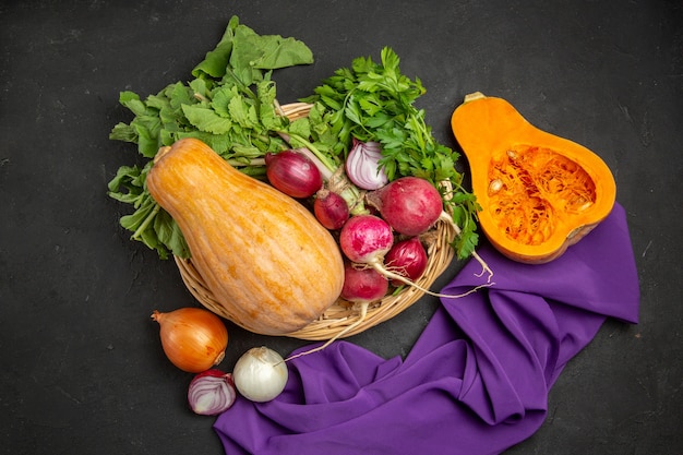 Foto gratuita vista dall'alto di frutta fresca a fette di zucca matura