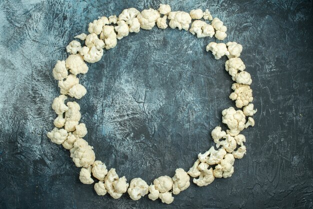Free photo top view fresh sliced cauliflower lined in circle on light-grey table