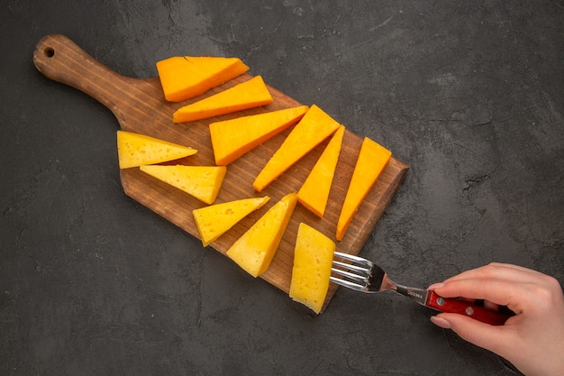 Free photo top view fresh sliced cheese for snack on dark background