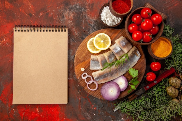 Free photo top view fresh sliced fish with fresh tomatoes on dark background