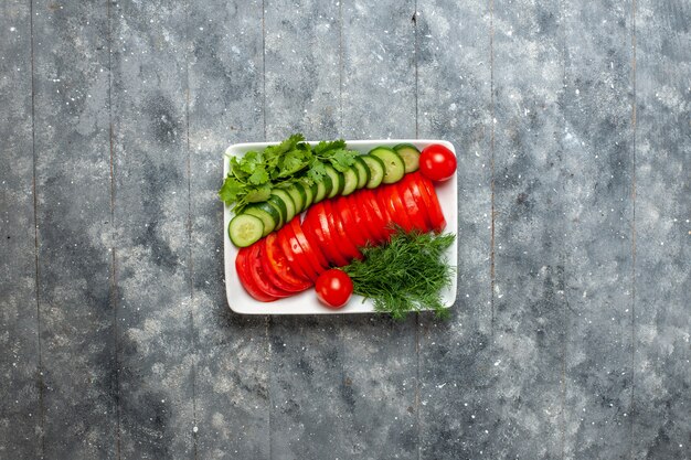 회색 소박한 공간에 상위 뷰 신선한 슬라이스 토마토 우아하게 디자인 된 샐러드