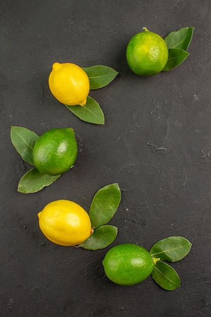 Foto gratuita vista dall'alto limoni freschi aspri su frutta da tavola grigio scuro agrumi lime