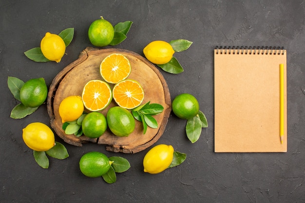 어두운 테이블 감귤 라임 과일에 상위 뷰 신선한 신 레몬
