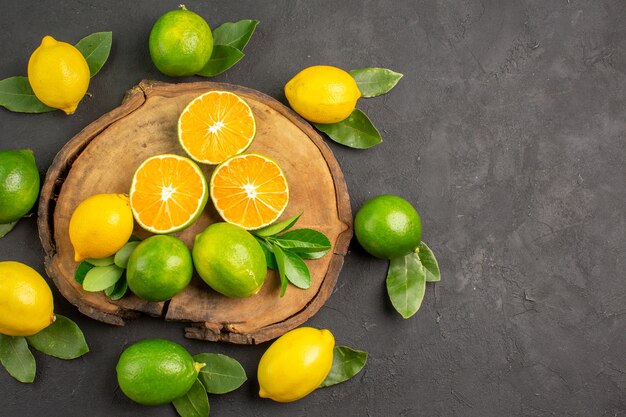 어두운 테이블 라임 감귤류 과일에 상위 뷰 신선한 신 레몬