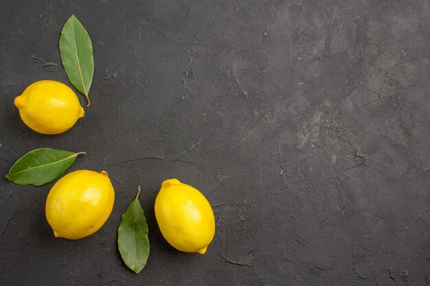 어두운 테이블 라임 노란색 과일 감귤류에 늘어선 상위 뷰 신선한 신 레몬