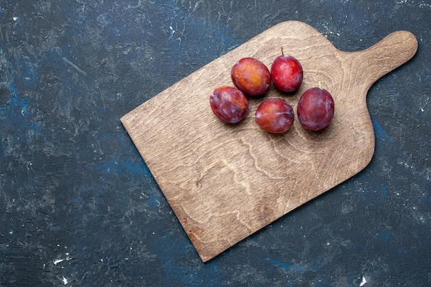 Free photo top view of fresh sour plums whole mellow and juicy on dark desk, fruit berry fresh