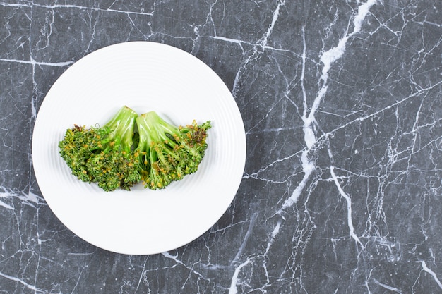 Free photo top view of fresh steamed broccoli.