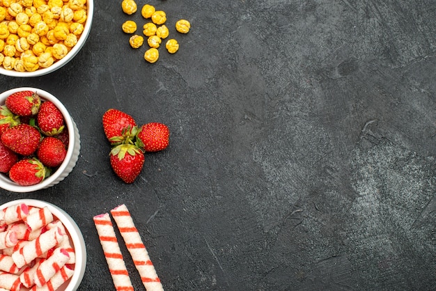 Free photo top view fresh strawberries with candies