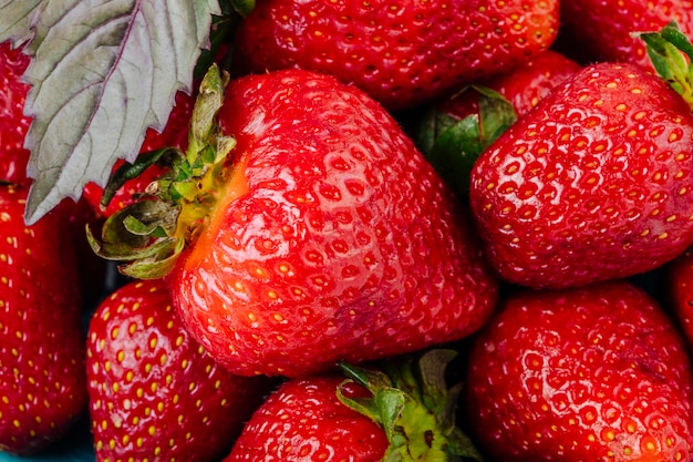 Free photo top view fresh strawberry with basil