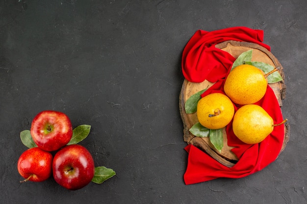 平面図​灰色​の​テーブル​に​赤い​リンゴ​と​新鮮な​甘い​梨​赤い​新鮮な​まろやかな​木​熟した