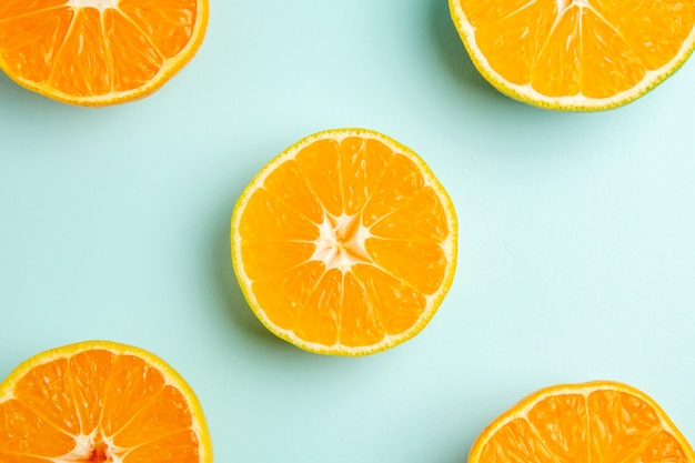 Free photo top view fresh tangerine slices on a light-blue background