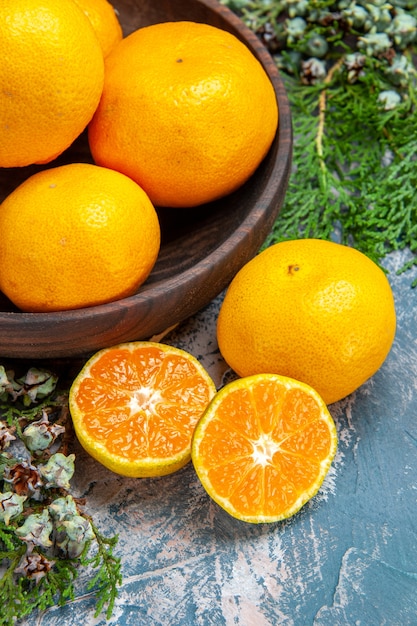 Free photo top view fresh tangerines on light-blue background