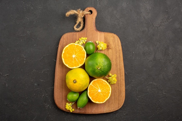 Vista dall'alto di mandarini freschi con feijoa su nero