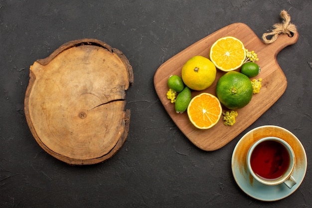 feijoa와 블랙에 차 한잔과 신선한 감귤의 상위 뷰