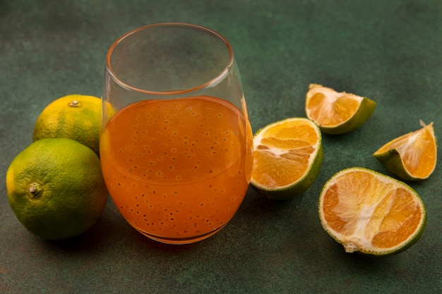 Vista dall'alto di mandarini freschi con succo di frutta fresca in un bicchiere