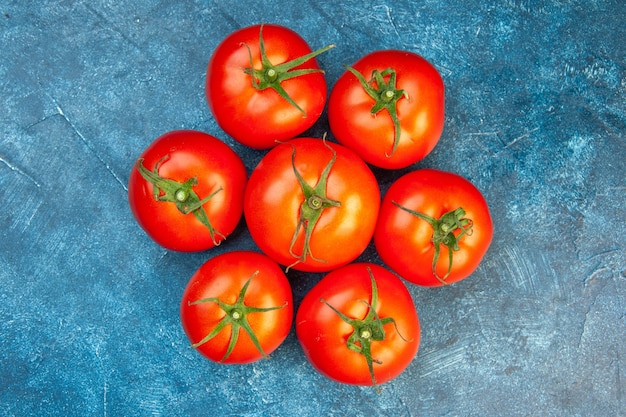 Free photo top view fresh tomatoes on a blue table