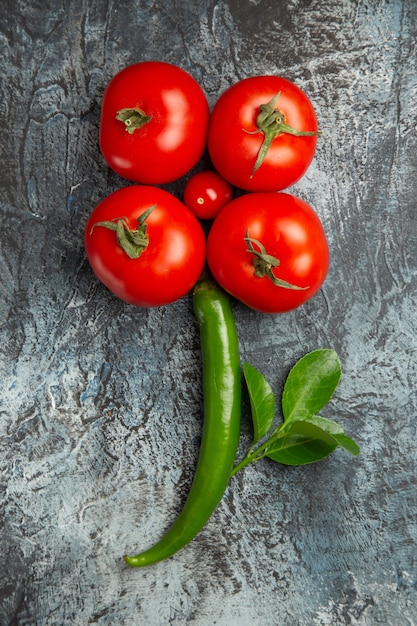 Free photo top view fresh tomatoes with green spicy pepper