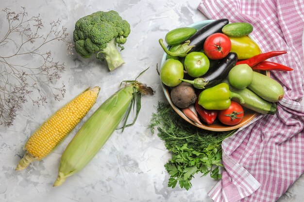 上面図白い背景の上のプレート内の新鮮な野菜の組成物