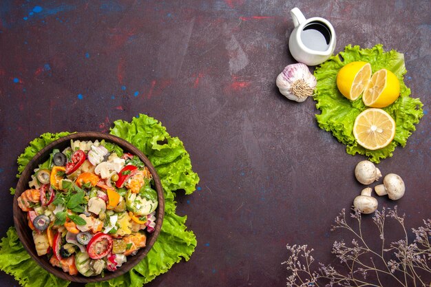 新鮮な野菜の上面図。レモンスライスのサラダと黒のグリーンサラダ