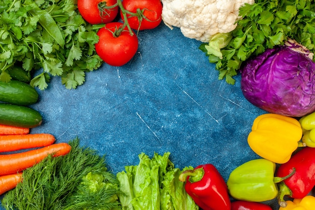 青い背景の空きスペースに新鮮な野菜の上面図